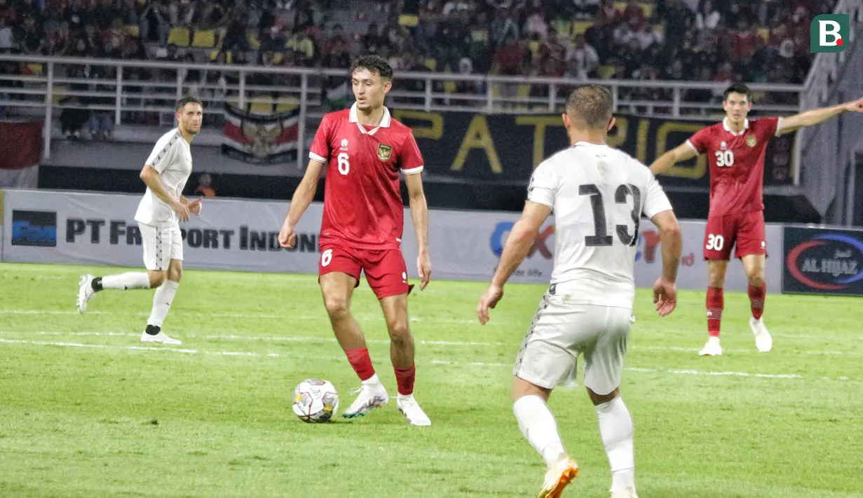 <p>Gelandang Timnas Indonesia, Ivar Jenner menguasai bola saat menghadapi Palestina pada laga persahabatan FIFA Matchday 2023 di Stadion Gelora Bung Tomo, Surabaya, Rabu (14/6/2023). Timnas Indonesia bermain imbang 0-0 dengan Palestina. (Bola.com/Wahyu Pratama)</p>