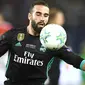 Pemain Real Madrid, Dani Carvajal menerima kartu kuning pada menit ke-41 sama seperti Bale saat melawan Barcelona dalam Piala Super Spanyol 2017 di Camp Nou stadium,Barcelona, (13/8/2017). Real Madrid menang 3-1. (AFP/ Dimitar Dilkoff)