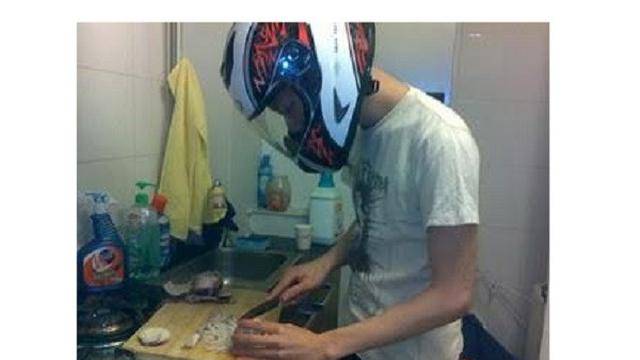 6 Aksi Suami Kupas Bawang Ini Nyeleneh, Gantikan Peran Istri Masak