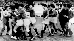 Korea Utara. Korea Utara tercatat telah dua kali lolos ke putaran final Piala Dunia, yaitu pada edisi 1966 dan 2010. Dalam dua edisi tersebut, Korea Utara berhasil satu kali lolos dari fase grup di edisi 1966 dan menjadi negara asia pertama yang mampu lolos dari fase grup. Korea Utara melaju hingga babak kedua alias perempatfinal (Piala Dunia masih diikuti oleh 16 negara) dan tersingkir usai kalah 3-5 dari Portugal meski sempat memimpin 3-0 terlebih dahulu. (AFP/Staff)