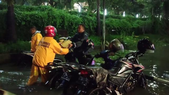 Petugas Bantu Bersihkan Saluran di Kota Surabaya