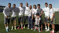 Mohsen dan putranya, Zaid diterima oleh para pemain Real Madrid (101greatgoals)