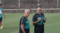 Pelatih anyar PSS Sleman, Wagner Lopes saat memimpin latihan tim di Lapangan Pakembinangun, Sleman. (Bola.com/Ana Dewi)