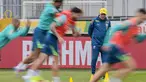 Pelatih kepala tim nasional Brasil, Carlo Ancelotti mengamati para pemainnya selama sesi latihan di Sao Paulo, pada 3 Juni 2025. (Nelson ALMEIDA/AFP)