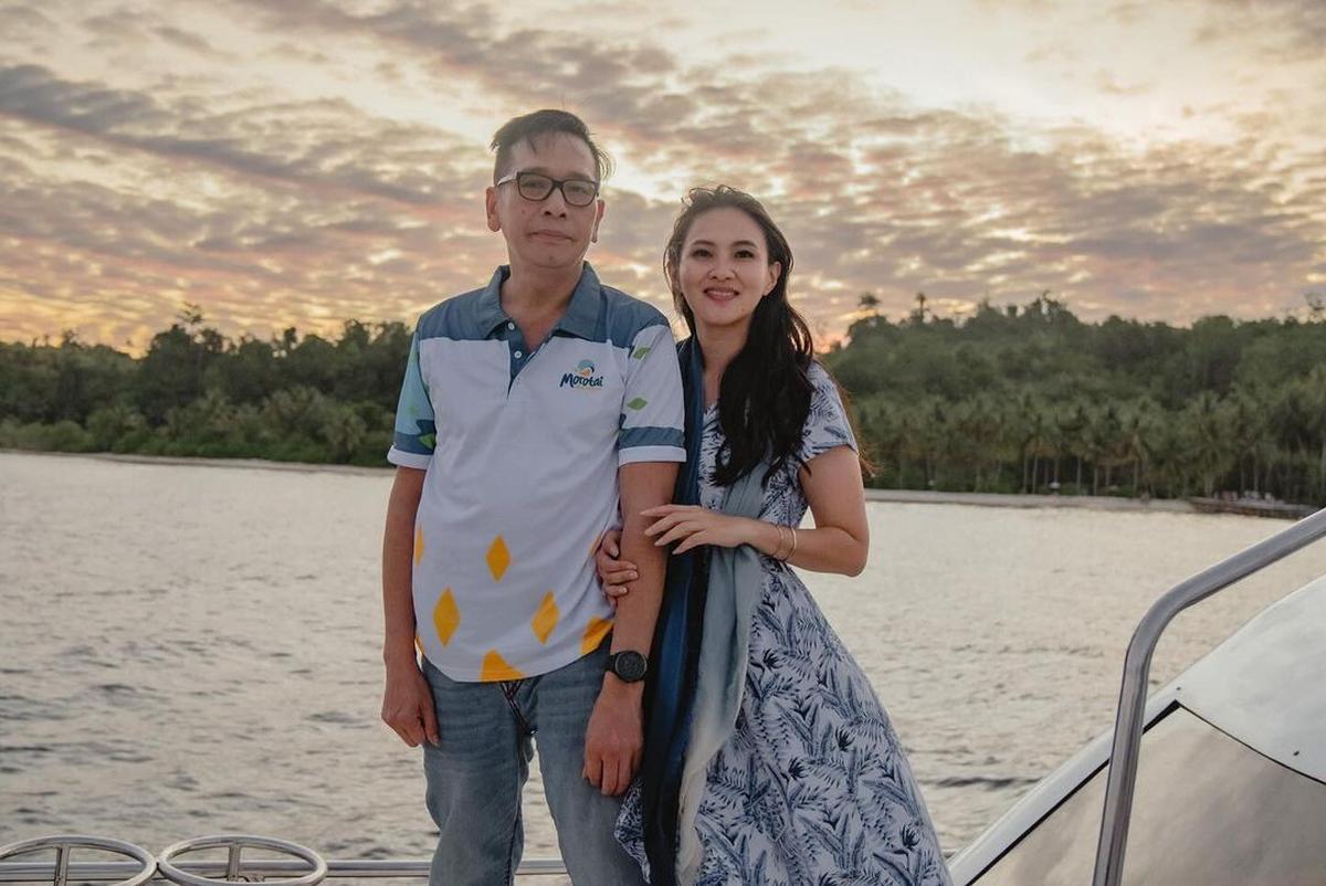 Momen Mesra Cagub Maluku Utara Benny Laos dengan Istri Bikin Baper