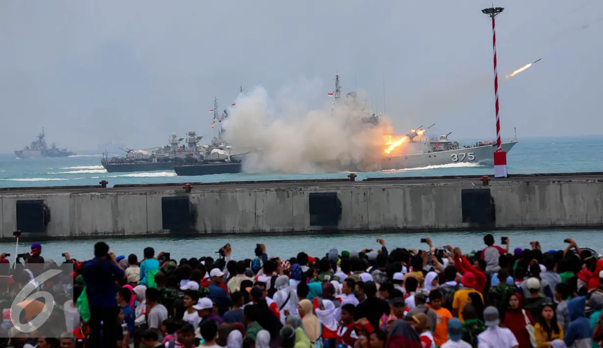Armada kapal laut meluncurkan roket saat peringatan HUT TNI ke-70 di Dermaga Indah Kiat, Cilegon, Banten, Senin (5/10/2015). HUT TNI Ke-70 ditandai atraksi tempur tiga matra TNI Angkata Darat, Laut dan Udara. (Liputan6.com/Faisal Fanani)