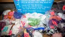 Untuk menghadiri pesta ini, Anda harus membawa pakaian yang sudah dikenakan selama tiga hari berturut-turut dan diletakan dalam plastik yang diberikan nomor, Inggris. (AFP PHOTO/Stories Bar)