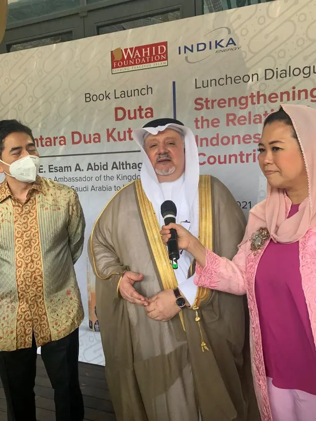 Duta Besar Arab Saudi untuk Indonesia, Esam A. Abid Althagafi (tengah), Yenny Wahid (kanan) dan Presdir Indika Energy Arsjad Rasjid (kiri) dalam acara peluncuran buku berjudul 'Duta antara Dua Kutub' di Plataran Hutan Kota, Kamis (8/4/2021).