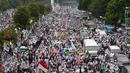 Ribuan peserta aksi damai 2 Desember berjalan kaki sambil berorasi‎ menyusuri Jalan MH Thamrin, Jakarta, Jumat (2/12). Usai melaksanakan salat jumat, massa yang memenuhi dua jalur MH Thamrin itu berjalan kaki menuju Bundaran HI (Liputan6.com/Fery Pradolo)