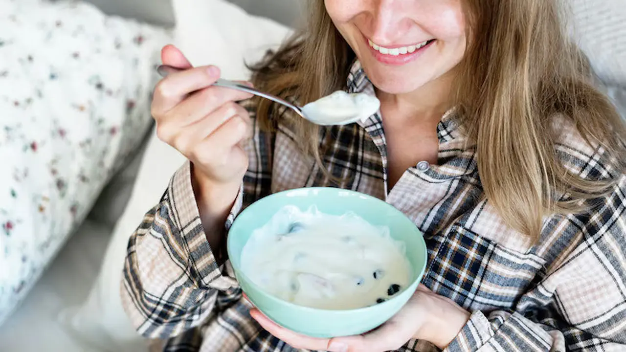 Ilustrasi perempuan makan yogurt/freepik.com/rawpixel.com