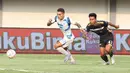 Pemain PSIS Semarang, Paulo Gali Freitas, berusaha melewati pemain Dewa United, Agung Mannan, pada laga pekan kedelapan BRI Liga 1 2023/2024 di Stadion Indomilk Arena, Tangerang, Senin (14/8/2023). PSIS Semarang menang telak 4-1 atas Dewa United. (Bola.com/M Iqbal Ichsan)
