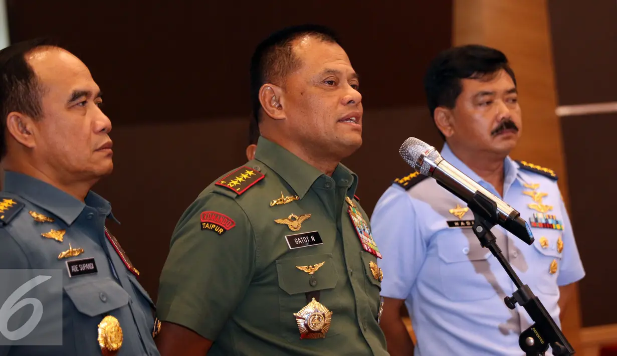 Panglima TNI, Jenderal Gatot Nurmantyo (tengah) bersama Kepala Staf TNI memberi keterangan usai Rapim TNI tahun 2017 di Jakarta, Kamis (19/1). (Liputan6.com/Helmi Fithriansyah)