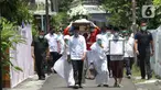 Presiden Joko Widodo atau Jokowi beserta keluarga saat mengantar jenazah ibundanya Sudjiatmi Notomihardjo untuk disalatkan di masjid dekat kediamannya di Solo, Jawa Tengah, Kamis (26/3/2020). Sujiatmi Notomiharjo wafat pada Rabu 25 Maret 2020 pukul 16.45 WIB. (Liputan6.com/Fajar Abrori)