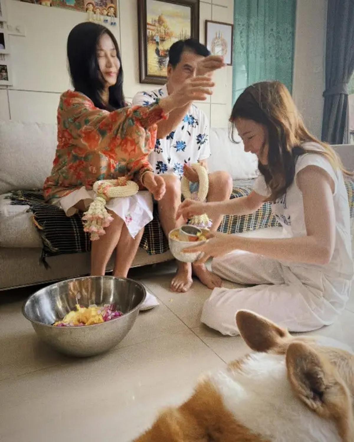 7 Potret Sederhana Baifern Pimchanok Rayakan Songkran di Rumah, Bisa Kupas Nangka