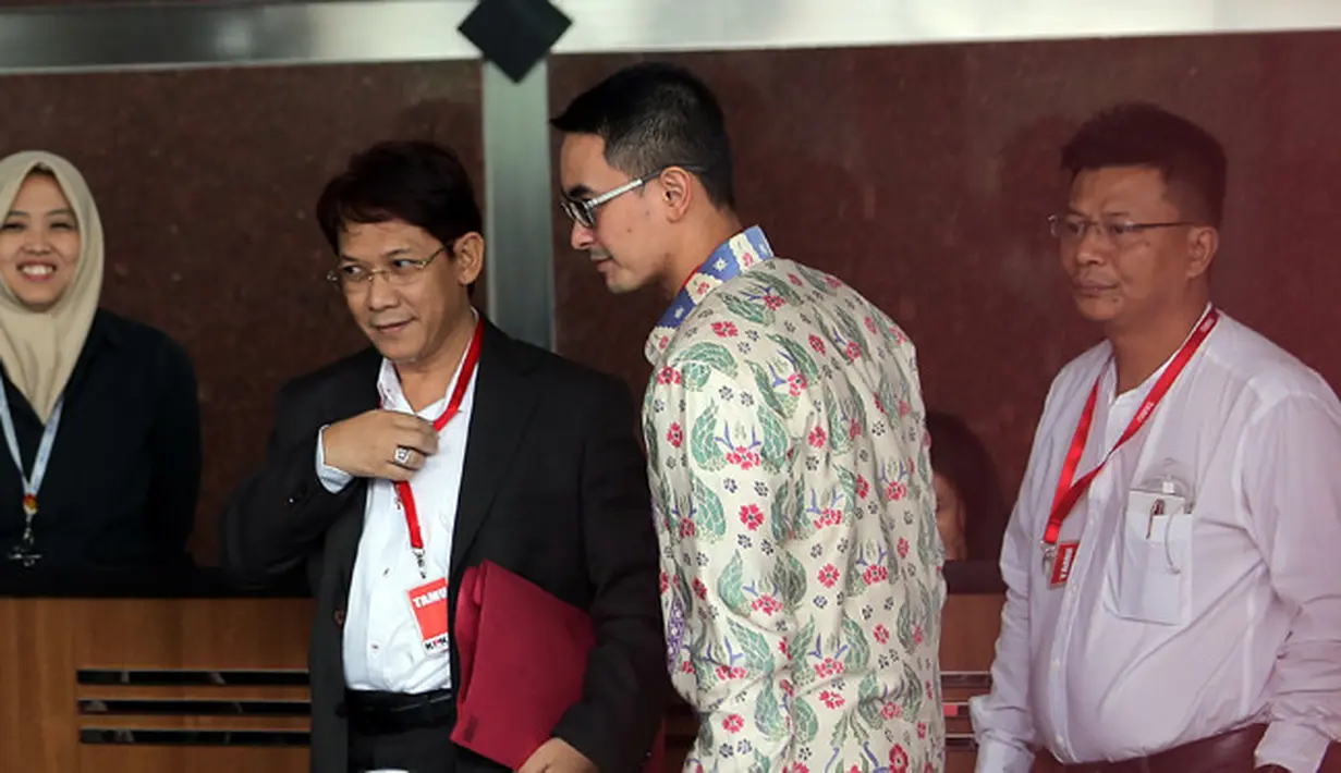 Lagi-lagi Zumi Zola hanya melemparkan senyum saat dimintai tanggapan soal dirinya yang kini menjadi tersangka kasus suap tersebut. "Nanti, ya," kata Zumi Zola kepada awak media yang ada di luar gedung. (Deki Prayoga/Bintang.com)