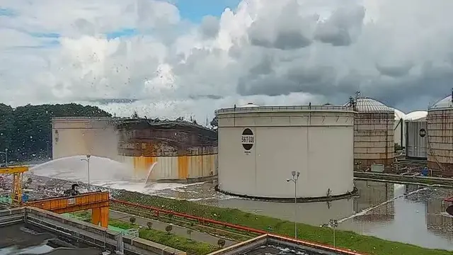 Penampakan tangki kilang Pertamina Cilacap yang terbakar pada Sabtu 13 November 2021 sudah berhasil dipadamkan. (Dok Pertamina)