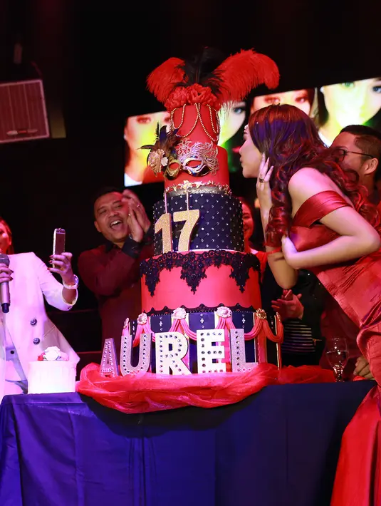 Prosesi tiup lilin menjadi puncak acara ulang tahun ke-17 Aurel Hermansyah sebagai tanda dimulainya bab baru di usia Aurel yang kini bertambah dewasa. (Wimbarsana/Bintang.com)
