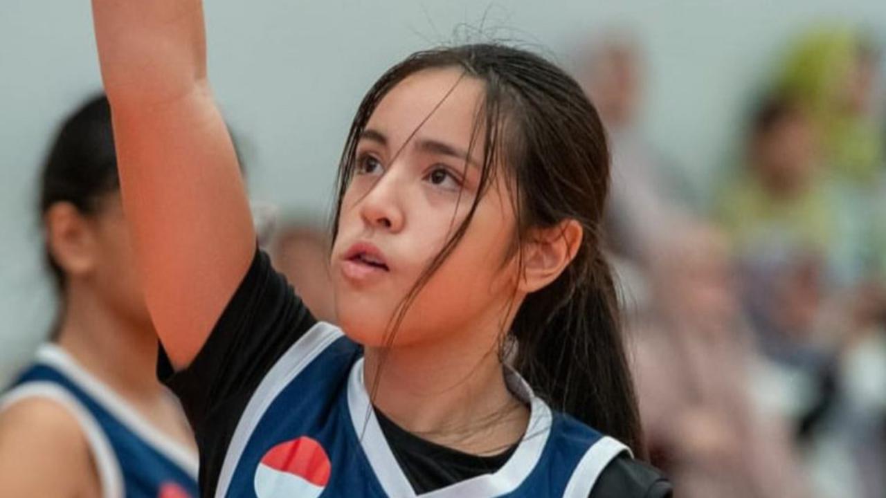 Potret Mikhayla Bakrie Anak Ria Ramadhani saat Main Basket, Tampil Karismatik dan Sporty Abis