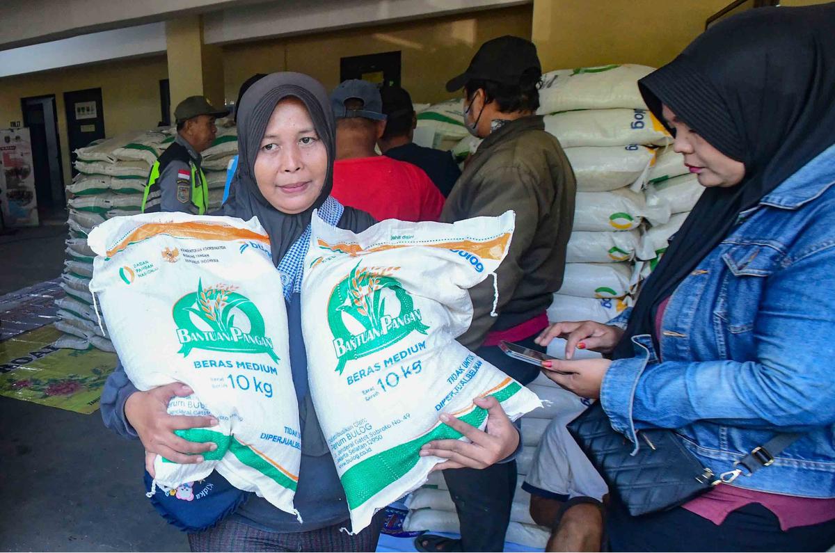 FOTO: Bantuan Beras 20 Kg Dibagikan Serentak di Depok, Warga Antusias