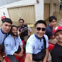 Arie Untung dan teman-teman berikan bantuan ke korban banjir (Instagram/ariekuntung)