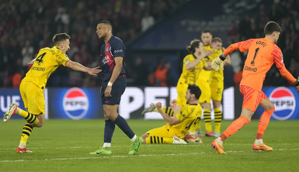 Selebrasi kemenangan para pemain Borussia Dortmund tak lama setelah wasit meniup peluit akhir pertandingan pada laga leg kedua semifinal Liga Champions 2023/2024 menghadapi PSG di Parc des Princes Stadium, Paris, Rabu (7/5/2024). (AP Photo/Lewis Joly)