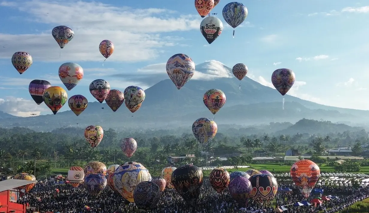 Guna menjaga keselamatan dan sesuai regulasi, penerbangan balon udara hanya diperbolehkan dengan sistem tambat. (DEVI RAHMAN/AFP)