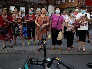 Orang-orang berkumpul ketika pihak berwenang China bersiap untuk memasuki Konsulat Amerika Serikat (AS) di Chengdu, Senin (27/7/2020). Bendera Amerika Serikat di Konsulat AS Chengdu diturunkan Senin (27/7), menandai ditutupnya kantor perwakilan Negeri Paman Sam di kota itu. (AP Photo/Ng Han Guan)