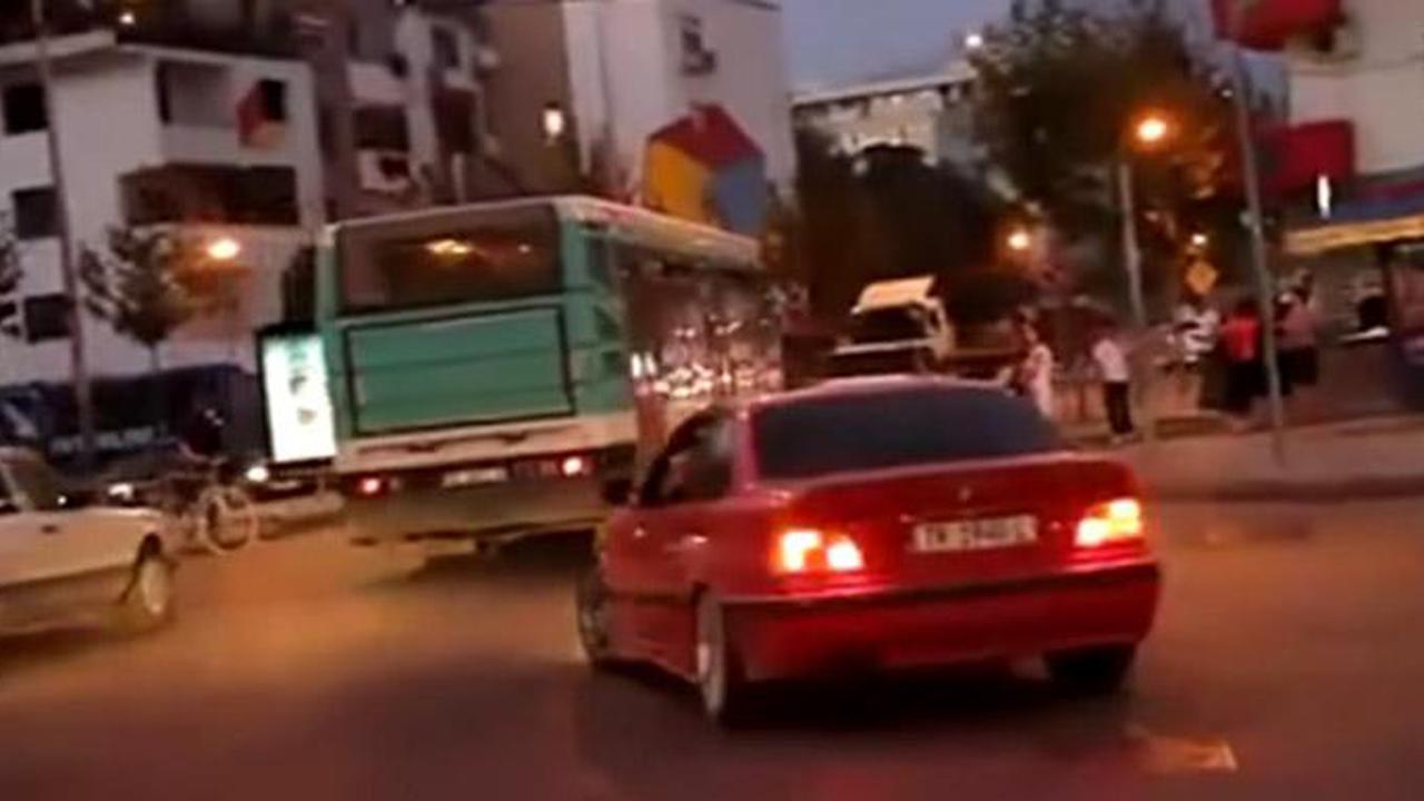 Gunakan BMW, Orang Ini Lakukan Drift di Perempatan Jalan