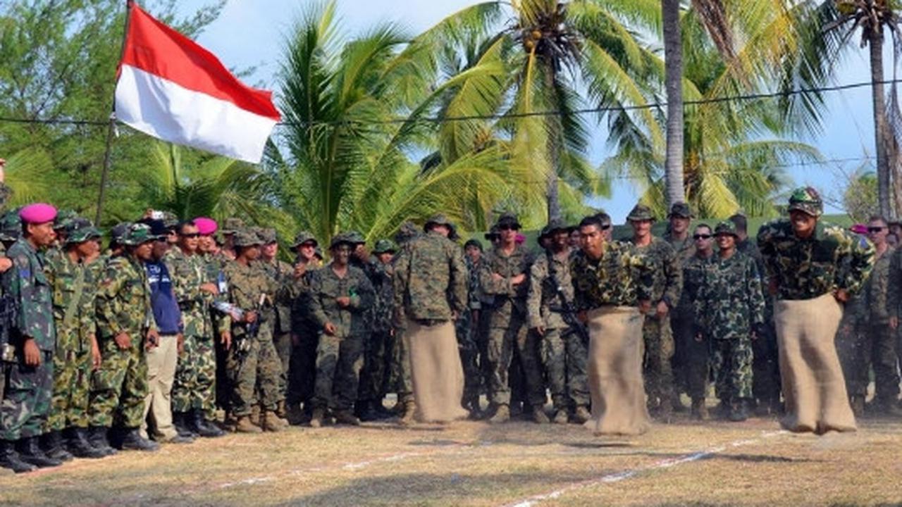 Kekompakan prajurit Marinir TNI dan Amerika lomba 17-an di Situbondo
