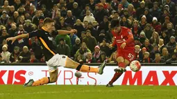 Pemain Liverpool,  Joao Carlos Teixeira (kanan) saat mencetak gol ke gawang Exeter City pada laga piala FA putaran ketiga di Stadion, Anfield, Liverpool, Kamis (21/01/20160 dini hari WIB. (Reuters/Phil Noble)