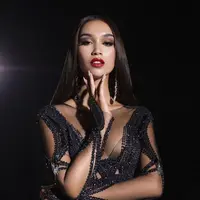 Inilah potret memukau Sophia Rogan saat melenggang di panggung Miss Grand International 2021 dalam balutan gaun besutan desainer Wiki Wu. (Instagram/wikuwu5).