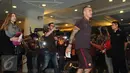 Pemain tim sepakbola AS Roma Radja Nainggolan tiba di Hotel Shangri La, Jakarta, Jumat (24/07/2015). Tim liga Italia berjulukan Giallorossi (Kuning-Merah) tersebut akan menggelar pertandingan intern antara skuadnya.  (Liputan6.com/Herman Zakharia)