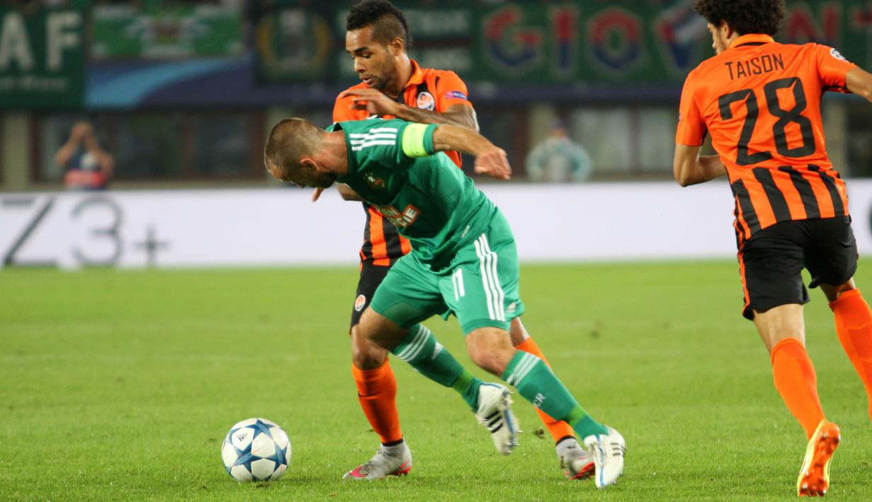 DUO LEADER: Kapten tim dari kedua tim, Steffen Hofmann dan Alex Teixeira, sama-sama ngotot untuk menguasai bola. (Bola.com/Reza Khomaini)