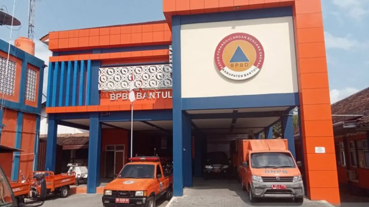 Badan Penanggulangan Bencana Daerah (BPBD) Kabupaten Bantul, Daerah Istimewa Yogyakarta (DIY) salurkan logistik ke kelurahan-kelurahan.