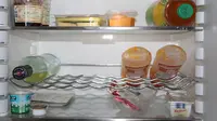 Makanan yang campur aduk tersimpan dalam lemari es bisa menimbulkan aroma  yang tak sedap. Ini cara mengatasinya.