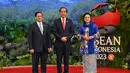 Presiden Indonesia Joko Widodo atau Jokowi (tengah) dan Ibu Negara Iriana (kanan) menyambut kedatangan Perdana Menteri Vietnam Pham Minh Chinh (kiri) pada acara KTT ke-43 ASEAN di Jakarta, Indonesia, Selasa (5/9/2023). (Adek Berry/Pool Photo via AP)
