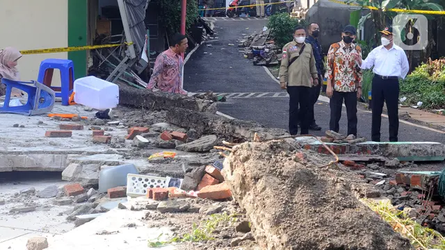Menko PMK Muhadjir Effendy Tinjau Lokasi Tembok Roboh di MTSN 19 Jakarta