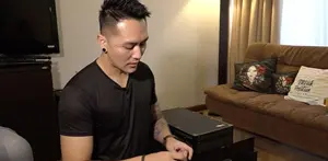 Demian memberitahukan barang-barang yang akan dibawanya selama dirinya tinggal di Amerika