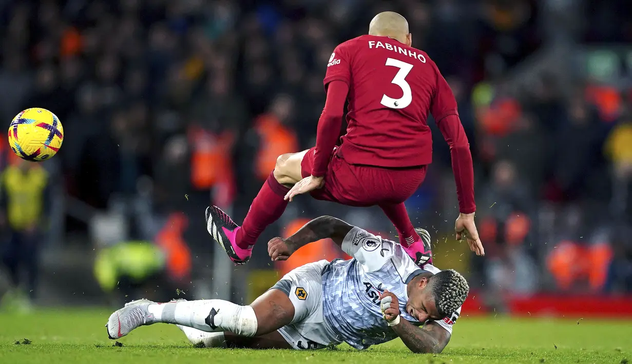 Pemain Wolverhampton, Mario Lemina (bawah) berebut bola dengan pemain Liverpool, Diogo Jota pada laga lanjutan Liga Inggris 2022/2023 yang berlangsung di Anfield, Liverpool, Kamis (02/03/2023) WIB. Liverpool menang dengan skor 2-0. (AP Photo/PA/Peter Byrne)