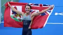 Atlet Bermuda, Flora Duffy merayakan kemenangannya dalam kompetisi triathlon nomor individu putri Olimpiade Tokyo 2020 di Odaiba Marine Park, Selasa (27/7/2021). Flora Duffy menjadi penyumbang medali emas untuk negara berpenduduk 60 ribu orang itu. (AP/David Goldman)