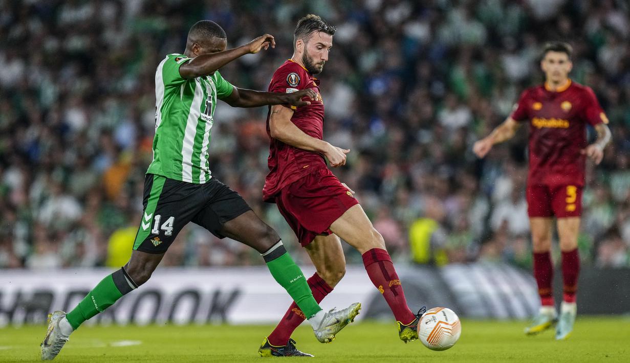 Gelandang Real Betis William Carvalho berebut bola dengan gelandang AS Roma Bryan Cristante pada laga pekan ke-4 Grup C Liga Europa 2022/2023  di Estadio Benito Villamarin, Kamis (13/10/2022). Dengan hasil ini, Real Betis masih memimpin klasemen Grup C dengan 10 poin dari empat laga. (AP Photo/Jose Breton)
