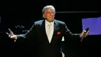 Reaksi Tony Bennett setelah membawakan lagu "I left My Heart in San Francisco" dalam perayaan ulang tahunnya yang ke-80 di Kodak Theater, Los Angeles, Amerika Serikat, 9 November 2006. (AP Photo/Kevork Djansezian, File)