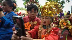 Murid TK Sekolah Alternatif untuk Anak Jalanan (SAAJA) ber-selfie dengan mengenakan pakaian adat di kawasan Kuningan, Jakarta, Selasa (21/4/2015). Kegiatan tersebut dalam rangka Hari Kartini yang diperingati setiap 21 April. (Liputan6.com/Faizal Fanani)