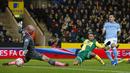 Manchester City, Sergio Aguero (kanan) mencetak gol saat timnya melawan tuan rumah Norwich City pada Babak ketiga Piala FA di Stadion Carrow Road, Norwich, Sabtu (9/1/2016).  (AFP Photo/Lindsey Parnaby)