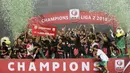 Pemain PSS Sleman merayakan juara Liga 2 usai menaklukkan  Semen Padang pada laga Liga 2 di Stadion Pakansari, Jawa Barat, Selasa (04/12). PSS Sleman menang 2-0 atas Semen Padang. (Bola.com/M Iqbal Ichsan)