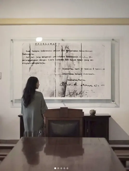 Wanita yang akrab disapa Gitgut ini menyempatkan diri untuk berkunjung ke Museum Perumusan Naskah Proklamasi beberapa hari sebelum HUT RI ke-72 ini tiba.  (Instagram/gitagut)