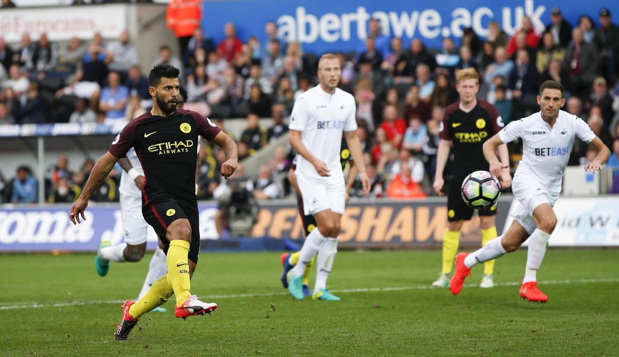 Aksi Penyerang Manchester City, Sergio Aguero (kiri) saat mencetak gol ke gawang Swansea City  pada lanjutan Premier League di Stadion Liberty, Swansea, Sabtu (24/9/2016). (AFP/Adrian Dennis)