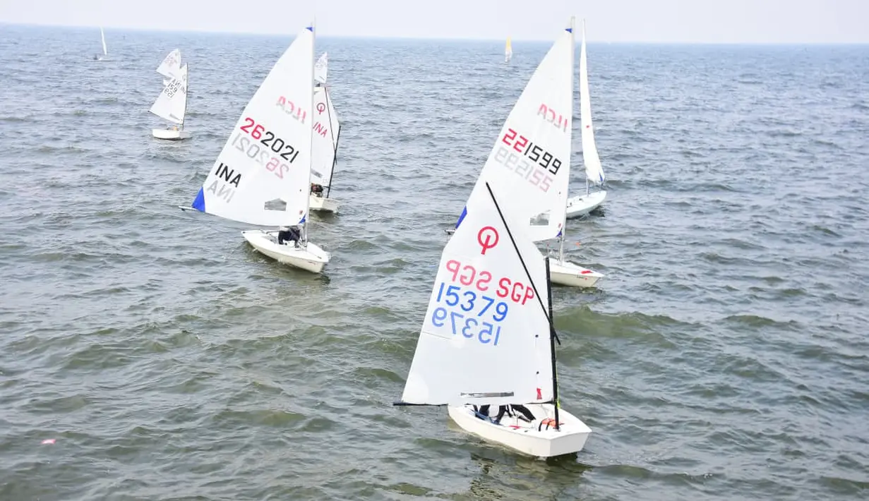 Memasuki hari kedua pelaksanaan Indonesia Regatta Series I dan Kejuaraan Nasional (Kejurnas) Layar 2026, TNI AL terus memberikan dukungan penuh terhadap jalannya perlombaan yang berlangsung di Indonesian National Sailing Center, Jakarta Utara, Sabtu (9/5). (Dok. Dispen AL)