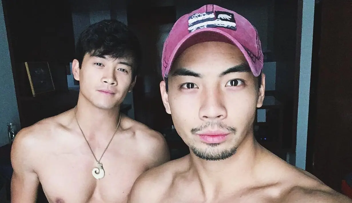 Bersama dengan adiknya, Peter Adrian, ia pun memulai kariernya di dunia entertainment. (instagram/yoshi_sudarso)