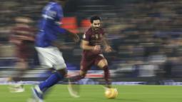 Pemain Manchester City, Ilkay Gundogan menggiring bola pada laga lanjutan Liga Inggris 2024/2025 melawan Ipswich Town di Portman Road, Ipswich, Inggris, Senin (20/01/2025) dini hari WIB. (AP Photo/Ian Walton)